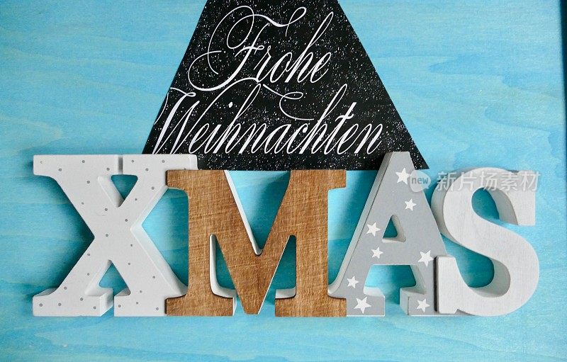 Frohe Weihnachten(德语)躺在蓝色背景上的圣诞信件上